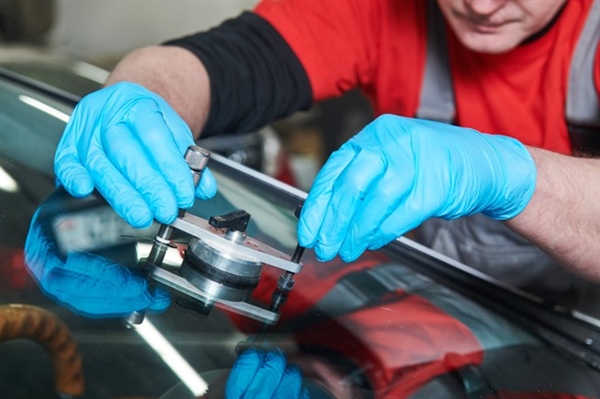 Why Should You Avoid DIY Kits for Auto Glass Repair?